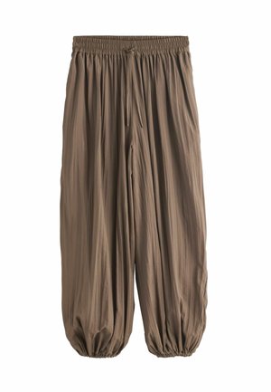 Luźne, brązowe spodnie plisowane z elastycznym paskiem w talii i ściągaczami przy kostkach, wyposażone w przedni sznurek do regulacji.