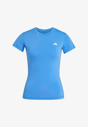 Lichtblauw nauwsluitend sportshirt met korte mouwen, een ronde hals en een klein wit logo op de linkerborst.