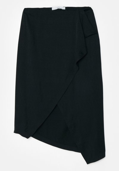 Svart omslagskjørt i lett stoff med en subtil tekstur. Asymmetrisk kant og detalj med sidel pleat. Ingen synlige metalldeler eller aksenter.