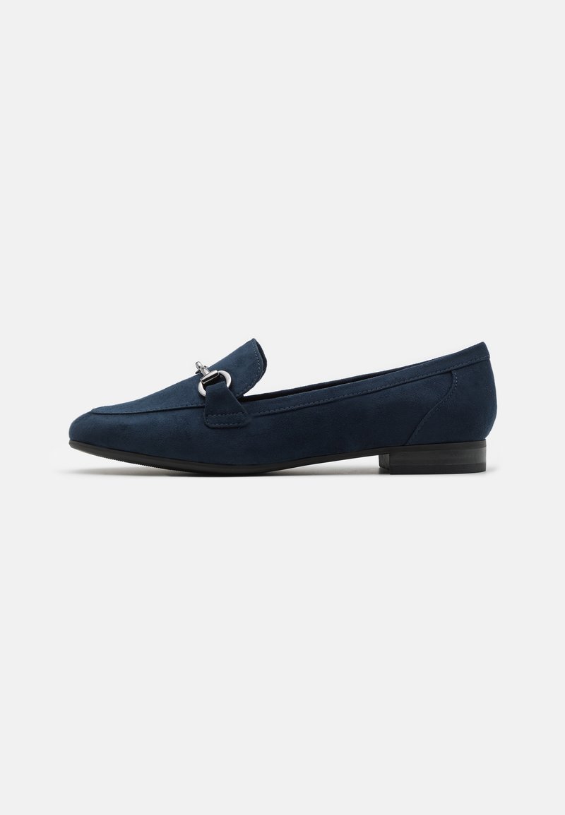 Navyblaue Wildleder-Slipper mit abgerundetem Zehenbereich, dekorativen silbernen Beschlägen und einem niedrigen Blockabsatz. Geschmeidige Textur, klassisches Design.