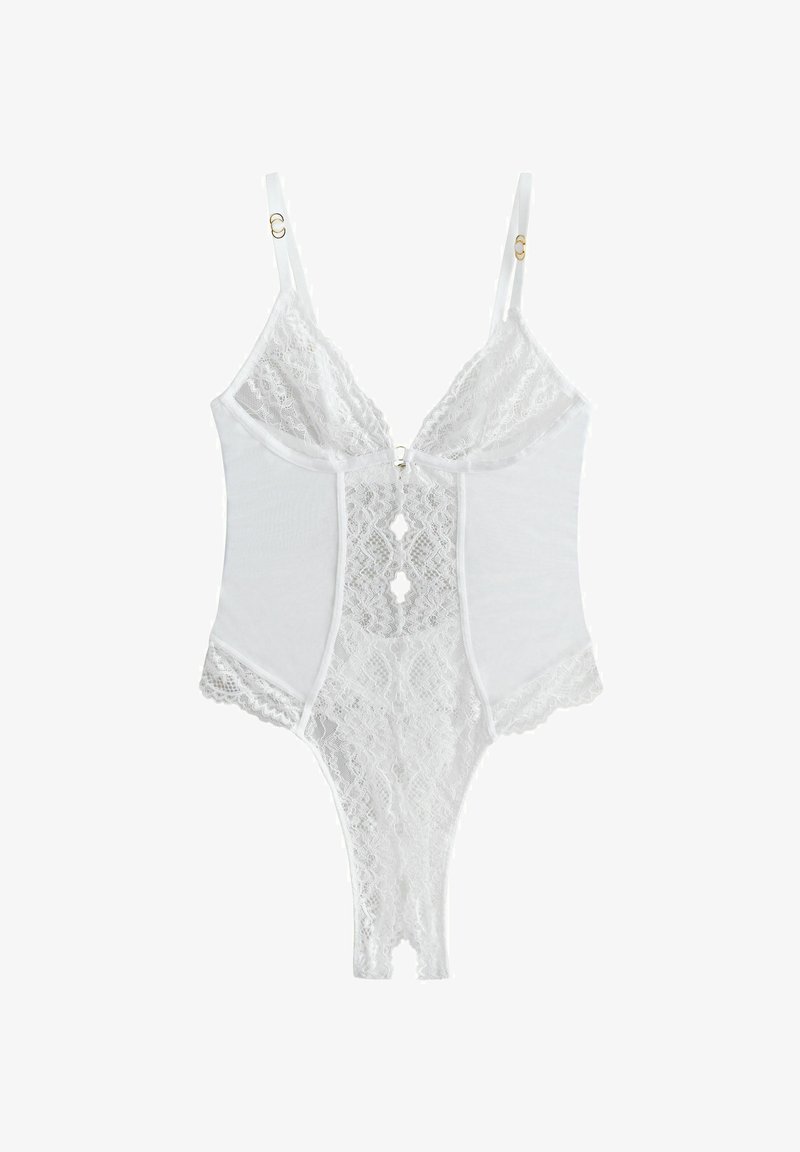 Body blanco con frente y espalda de encaje, tirantes ajustables y detalle de ojal en el centro. Tela suave con borde de encaje translúcido.