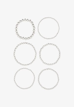 Hat darab hatszöge ezüstgyűrűkből készült, kerek, sima gyöngyökkel. A különböző méretű gyöngyök fokozzák a textúrát, körkörös formákba elrendezve, fényes felülettel.