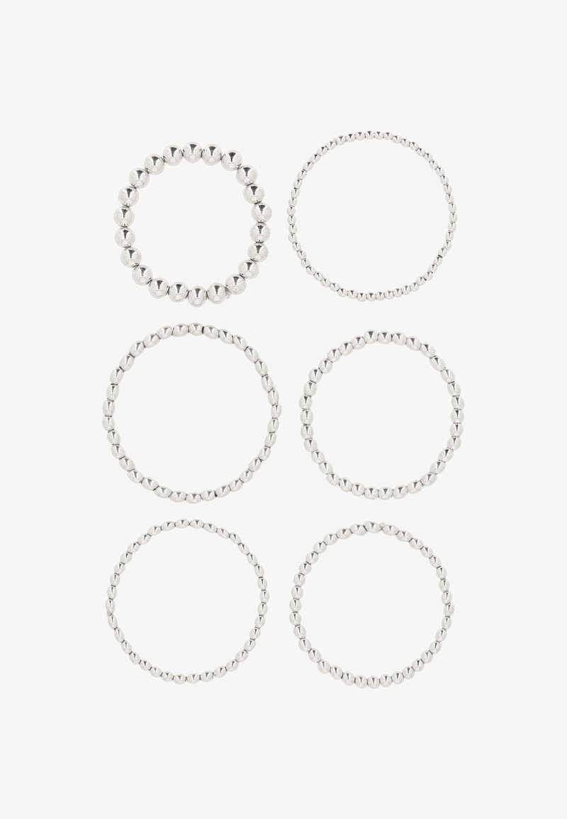 Kuusi hopeasormusta, joissa on pyöreitä, sileitä helmiä. Vaihteleva helmikoko lisää tekstuuria, ja ne on aseteltu pyöreisiin muotoihin kiiltävällä pinnalla.