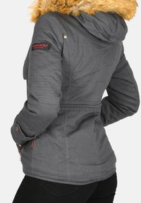 Szara kurtka z kapturem z sztucznego futra, z rygorem na rękawach i regulowanym pasem. Posiada kieszenie na zamek i naszywkę z logo na ramieniu.