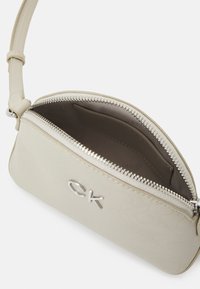 Calvin Klein DAILY SMALL DOME - Borsa a tracolla - stoney beige