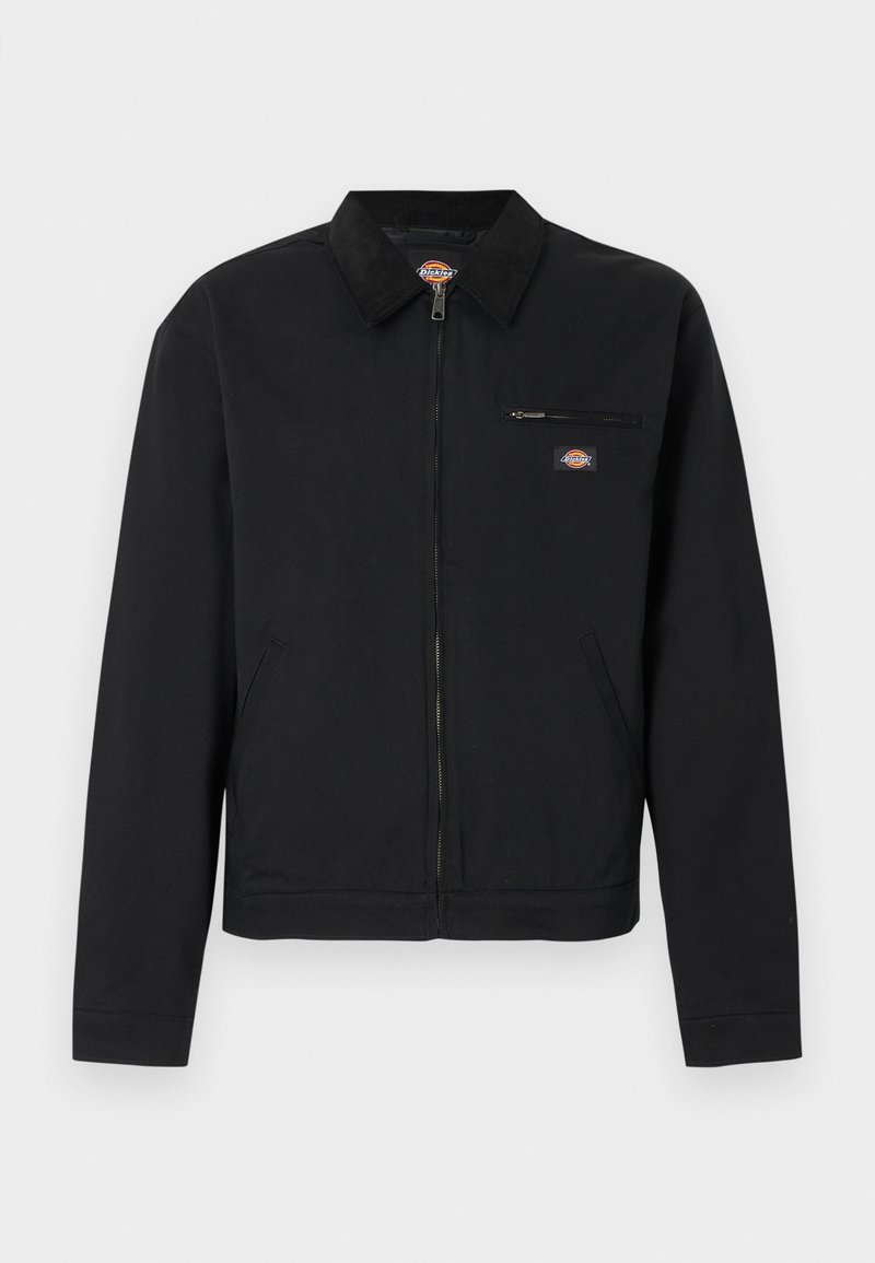 Schwarze Reißverschluss-Jacke mit Kragen, Reißverschlusstasche auf der Brust, Seitentaschen und kleinem buntem Logo auf Brust und Kragen.