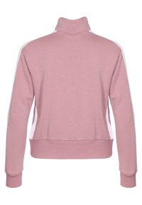 Rosa Sweatshirt mit hohem Kragen, mit weißen Seitenstreifen. Aus weichem Stoff gefertigt, hat es gerippte Bündchen und einen gerippten Saum für einen figurbetonten Look.