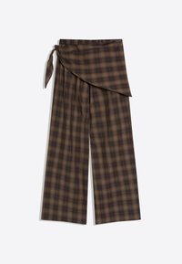 Rjave in črne široke hlače s karo vzorcem, asimetričnim ovitkom, ki je na levi strani v pasu zavezanim.