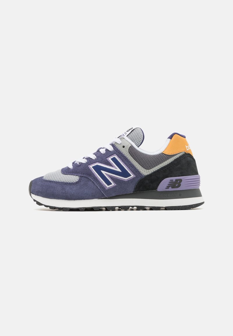 Baskets pour hommes New Balance en daim violet et mesh avec des accents gris, noirs et orange, lacets blancs, vues du côté extérieur.