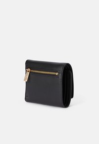 Portofel negru din piele, cu un compartiment cu fermoar și accente aurii, formă rectangulară compactă și interior texturat pentru organizare.