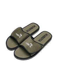 Tongs khaki avec une sangle texturée et nervurée et une semelle rembourrée. La semelle en caoutchouc présente des accents noirs et le logo "KUBOTA".