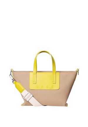 Borsa beige a forma di trapezio con manici giallo brillante, pannello frontale decorativo e tracolla beige regolabile con dettaglio in pelle gialla.