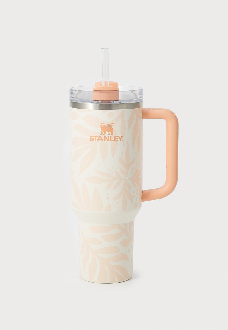 Grand tumbler isolé Stanley avec couvercle transparent, poignée pêche, paille réutilisable et motif de feuilles tropicales pêche clair sur fond blanc.