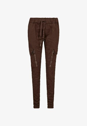 Pantaloni cargo marroni con cintura elastica, cordoncino, tasche laterali con zip e texture stropicciata. Design slim fit.