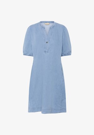 Vestido de mezclilla azul claro con mangas abullonadas, escote henley, detalle de un botón y bolsillos laterales, con un ajuste relajado y silueta recta.