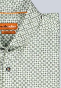 Kurzarm-Hemd mit leicht grünem Kreis-Muster, grauen Knöpfen und orangem Markenlabel mit der Aufschrift "emilio adani regular fit".