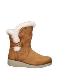 Tan suède laars met een faux fur manchet, decoratieve studs langs de bovenrand en een accent met een zijbutton. Met een gestructureerde rubberen zool.