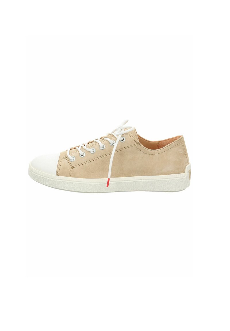 Beige Wildleder-Sneaker mit niedrigem Profil, weißen Gummispitzen und -sohlen, weißen Schnürsenkeln und einem kleinen roten Akzent an der Seite.