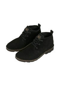 Stivaletti neri in suede con punta tonda, quattro occhielli con lacci e suola in gomma testurizzata. Presentano un piccolo logo sulla linguetta.