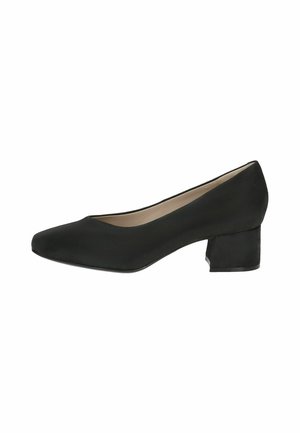 Zwarte pump met middelhoge hak, een gladde matte afwerking, spitse neus en een lage blokhak. Minimalistisch ontwerp zonder zichtbare hardware of versieringen.