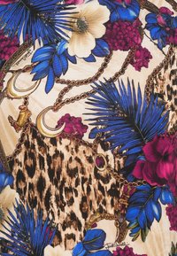 Stoffen met florale en dierenprint motieven, met blauwe bloemen, paarse bloesems, palmbladeren, gouden kettingen en een luipaardpatroon op een crèmekleurige achtergrond.