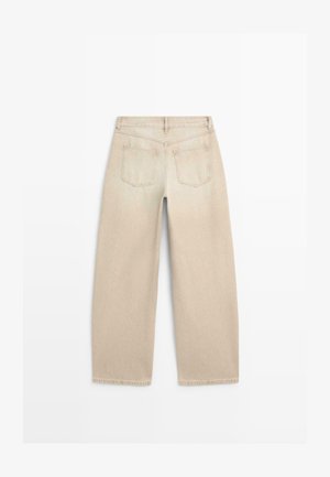 Jeans beige a gamba larga mostrati da dietro, con due tasche posteriori, passanti per cintura e dettagli di cuciture visibili.