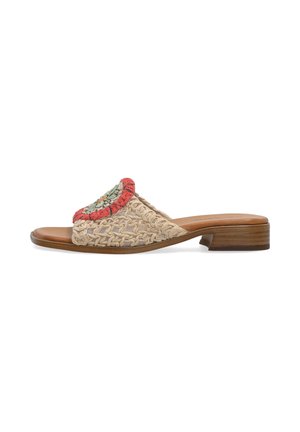 Beige gewebte Mule-Sandale mit niedrigem, gestapeltem Holzabsatz und mehrfarbigem Häkel-Detail am oberen Vorderriemen.