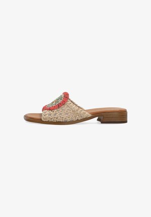 Beige gewebte Mule-Sandale mit niedrigem, gestapeltem Holzabsatz und mehrfarbigem Häkel-Detail am oberen Vorderriemen.