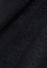 Schwarzer Strickstoff mit strukturierten Oberfläche, der ein feines Gewebe und subtile Farbvariationen zeigt. Glatte, fallende Optik.