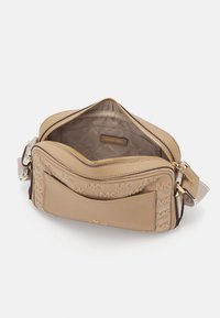 MICHAEL Michael Kors MAEVE XBODY - Rankinė per petį - camel