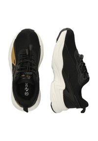 Mustat urheilukengät, joissa on verkkopinta, synteettiset yksityiskohdat ja valkoinen pohja; sisältää kontrastivärisen kultaisen logon ja nauhasuunnittelun varman istuvuuden takaamiseksi.