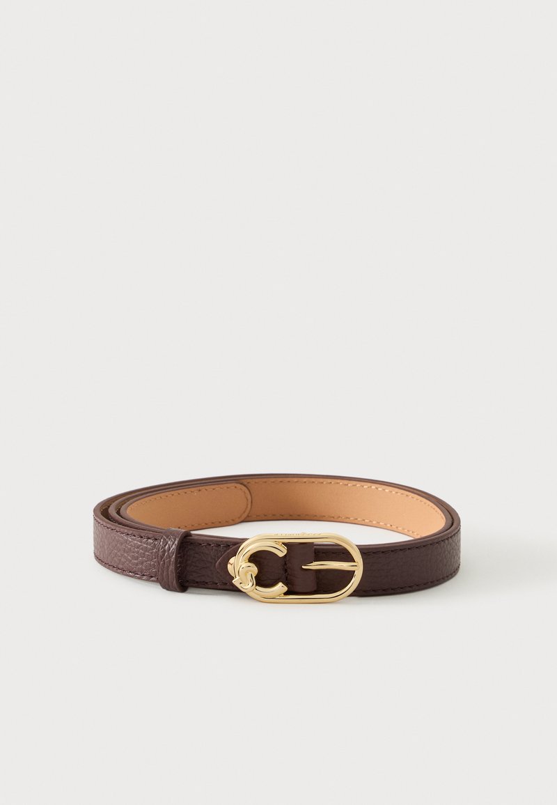 Ceinture en cuir brun foncé texturé avec doublure intérieure couleur fauve et boucle ovale dorée au design incurvé, posée à plat sur un fond clair.