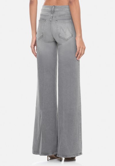 Jeans grigi ampi con una superficie liscia, vita alta e due tasche posteriori con un delicato ricamo del logo.