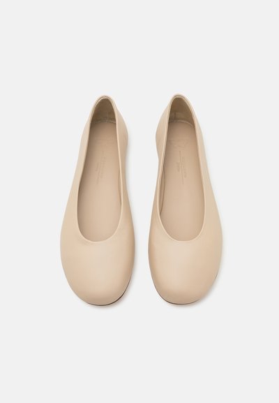 Beige leren balletschoenen met een ronde neus, een gladde textuur en minimale details. Ze hebben een slip-on stijl en een zachte binnenzool.
