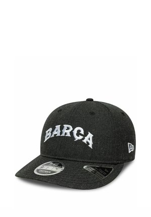 Schwarze Snapback-Cap mit weiß gesticktem Text "BARÇA" auf der Vorderseite und Markenlogos an der Seite sowie Aufklebern am Schirm.
