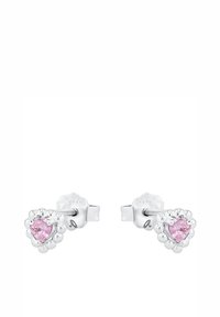 Örhängen i sterling silver med hjärtformade rosa ädelstenar omgivna av små silverkulor, säkrade med fjärilslås.