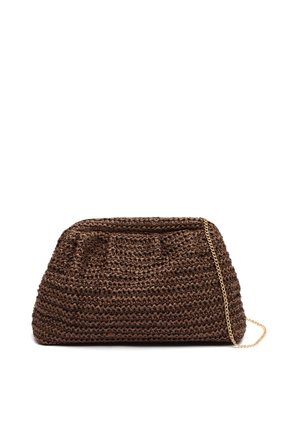 Sac à main tissé marron avec une armature souple et une fine chaîne dorée reposant sur une surface blanche.