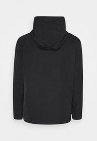 Svart jacka med huva, långa ärmar, slät struktur och rak skärning. Har minimalistiska detaljer och en enkel design.