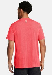 Under Armour LAUNCH CAMO - Camiseta deportiva - racer red