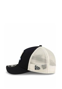 Cappellino nero con visiera curva e retro in rete color crema. Presenta un patch sul lato e un logo sul retro. Tessuto testurizzato con colori a contrasto.