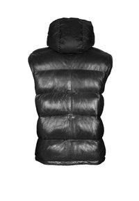 Chaleco tipo puff negro con un diseño acolchado en capas y capucha. Presenta una textura suave similar al cuero y acentos de costura para mayor estructura.