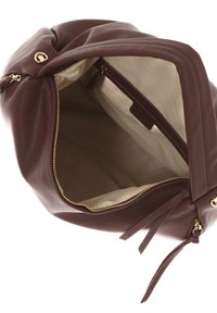 Borsa a tracolla in pelle marrone con esterno texture, zip dorata e foderatura in tessuto beige. L'interno presenta una tasca con zip e due scomparti aperti.