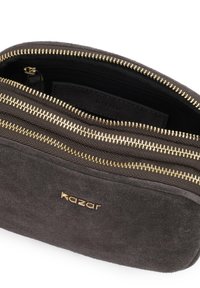 Šedá kožená kozmetická taštička so zlatými zipsami, hladkým povrchom a zlatým logom na prednej strane. Prístup do vnútra cez dve otvory.