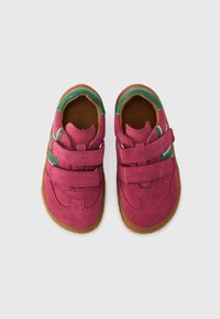 Παιδικά παπούτσια από ροζ σουέντ με πράσινες λεπτομέρειες, δύο λουριά με βέλκρο και καφέ λαστιχένια σόλα, με στρογγυλεμένο σχέδιο μπροστινού μέρους.