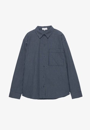Košulja s dugim rukavima i kopčanjem na gumbe, tamnoplave boje s karo uzorkom. Izrađena od mekanog tkanja, s džepom na lijevoj strani prsnog područja.