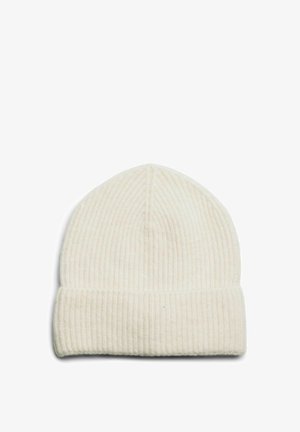 Czapka beanie z prążkowanego materiału w kolorze ecru, wykonana z miękkiej dzianiny, z podwiniętym mankietem i dopasowanym, okrągłym kształtem.