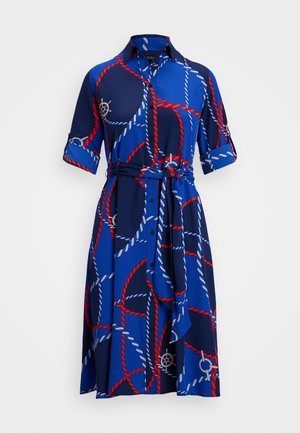 Blå kjole med korte ærmer, der har et sømands inspireret rebmønster i rød og hvid, bæltet talje og knaplukning.