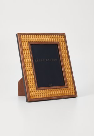 Ralph Lauren bilderamme med vevd rattan i midten, brune skinndetaljer og en mørkeblå bakplate. Solid design med støtte for borddisplay.