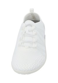 Scarpa sportiva bianca con tomaia in mesh traspirante, lacci elastici e suola testurizzata; design affusolato con accenti minimi.