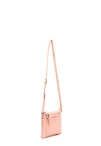 Růžová kožená kabelka přes rameno s nastavitelným popruhem, zipem na vrchu a přední kapsou. Hladký povrch a minimalistický design.